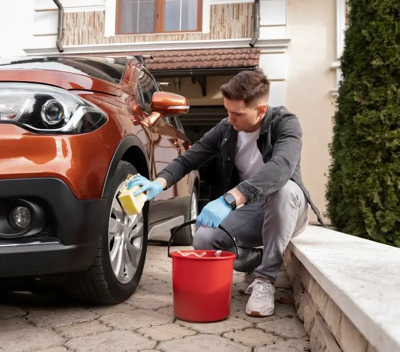 Lavage auto à domicile Bel-Air-Val-d'Ance : professionnel intervenant sur un véhicule